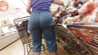 Thick ass white gilf in jeans